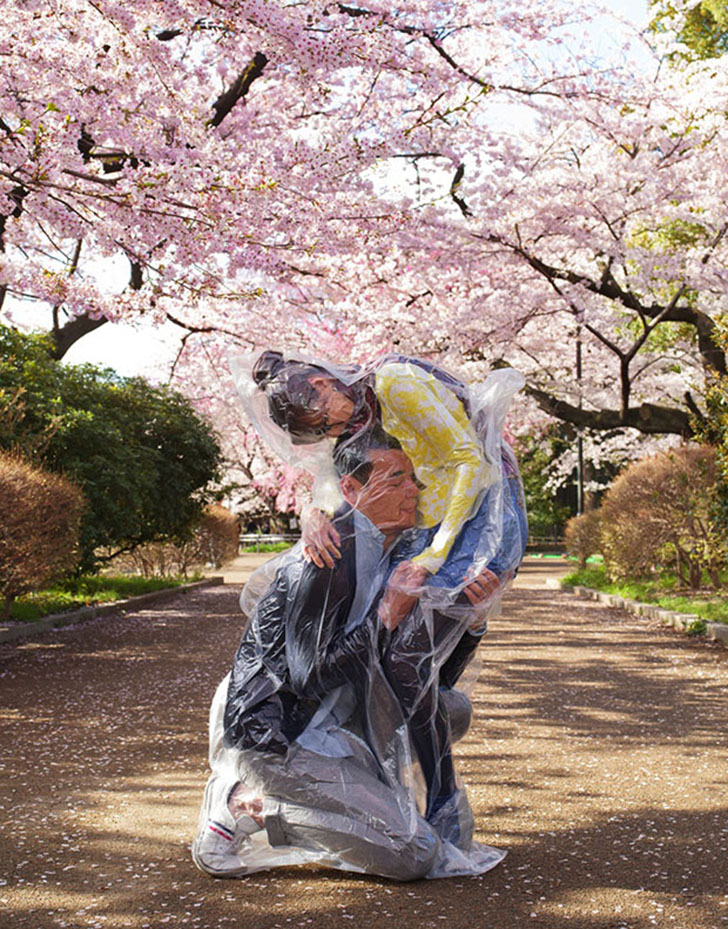 Фотография: Креатив головного мозга: японский фотограф снимает влюбленных в полиэтиленовых мешках №7 - BigPicture.ru