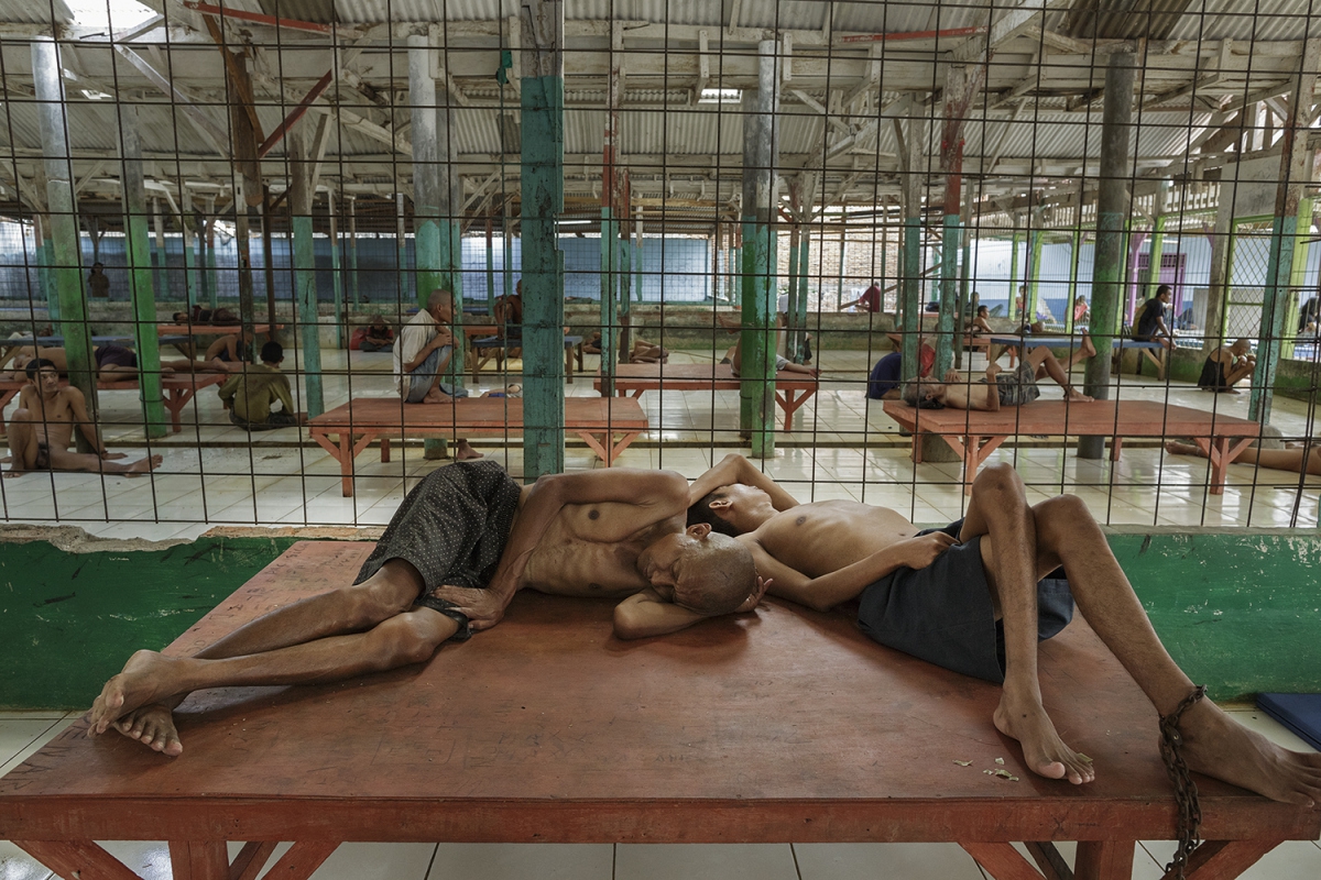 Фотография: Низшая форма жизни: ужасающие условия индонезийских лечебниц для душевнобольных №3 - BigPicture.ru