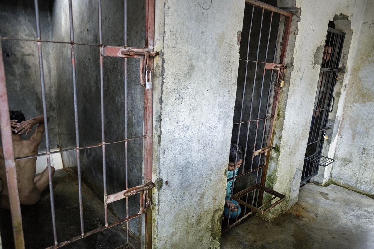 Фотография: Низшая форма жизни: ужасающие условия индонезийских лечебниц для душевнобольных №5 - BigPicture.ru