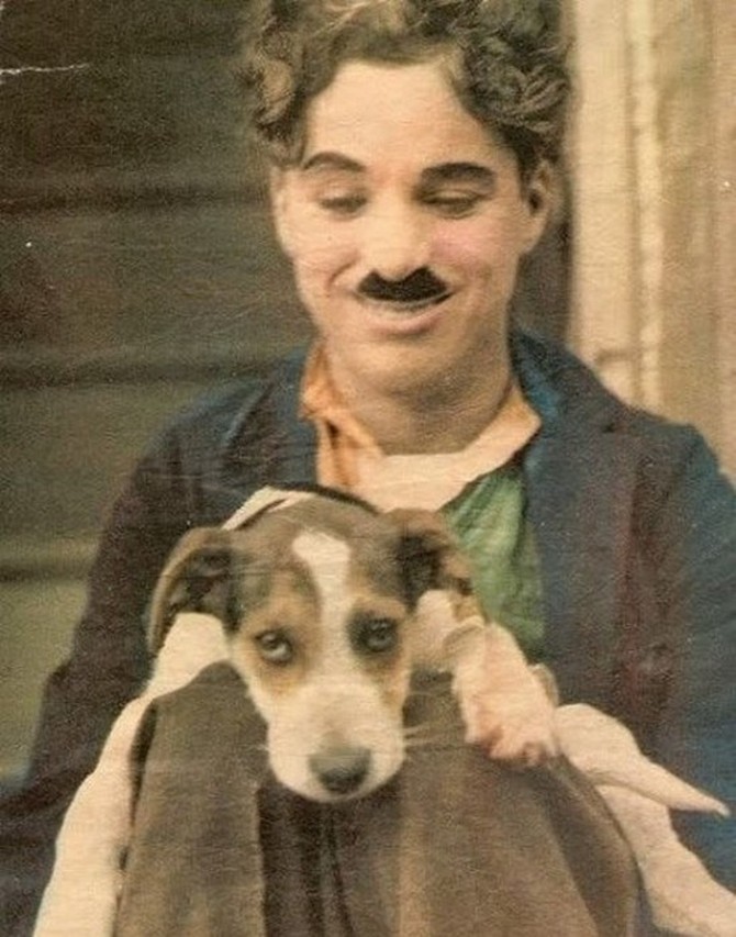 Фотография: 15 редких раскрашенных фотографий Чарли Чаплина, сделанных в 1910-1930-х годах №8 - BigPicture.ru