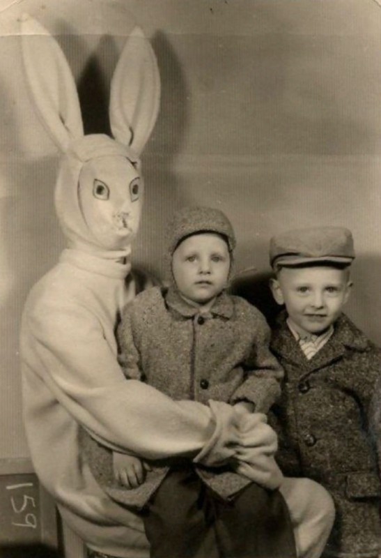 Фотография: Старые детские фотографии с пасхальными кроликами, от которых волосы встают дыбом №3 - BigPicture.ru