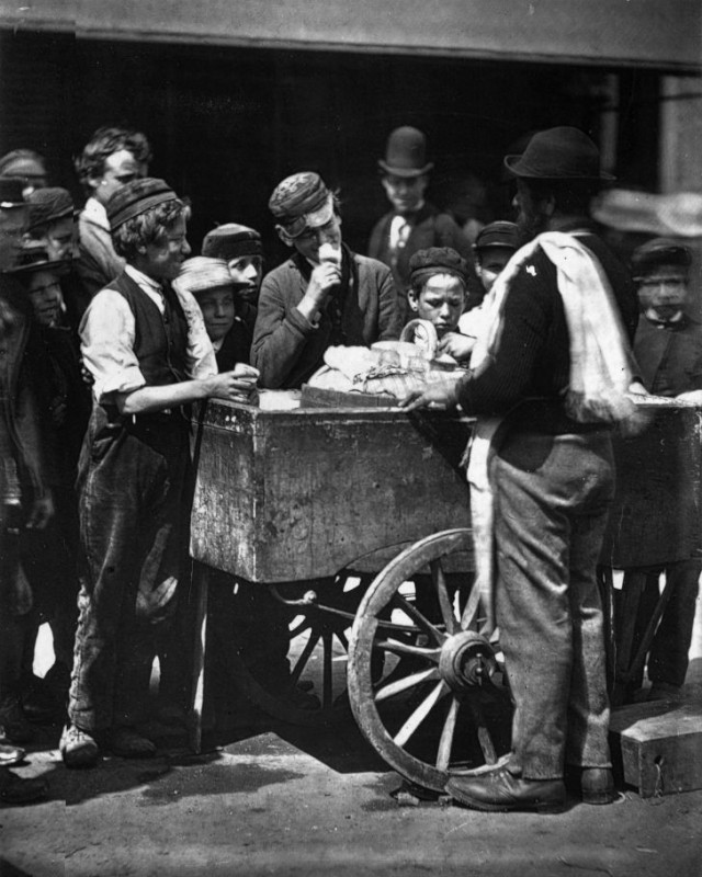 Фотография: Беспроглядная нищета на улицах Лондона в 1873-1877 годах №12 - BigPicture.ru
