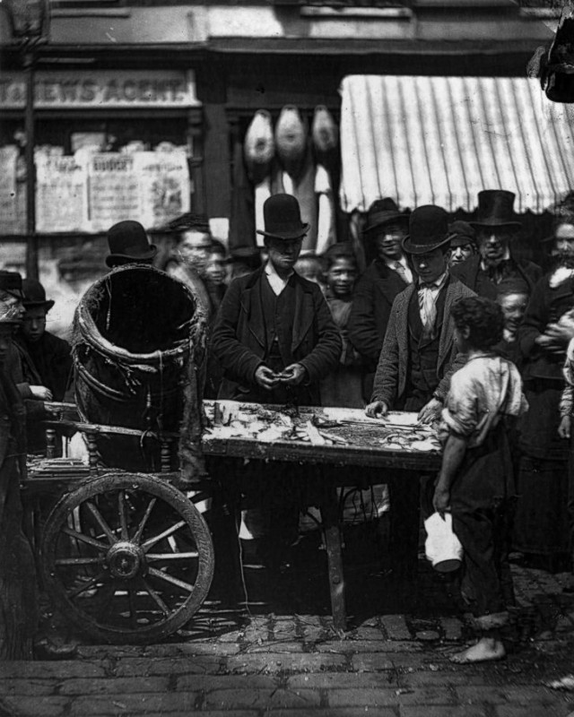 Фотография: Беспроглядная нищета на улицах Лондона в 1873-1877 годах №24 - BigPicture.ru