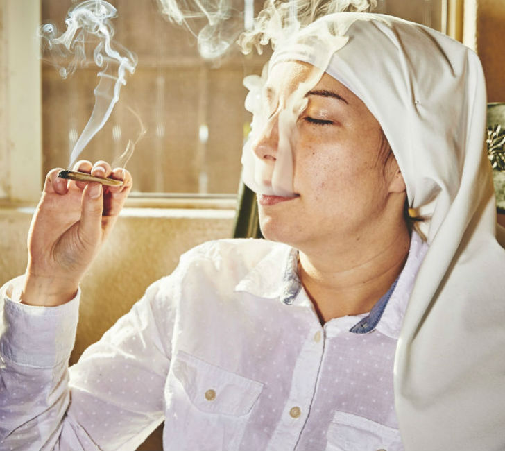 Стоковые фотографии по запросу Монахиня курит