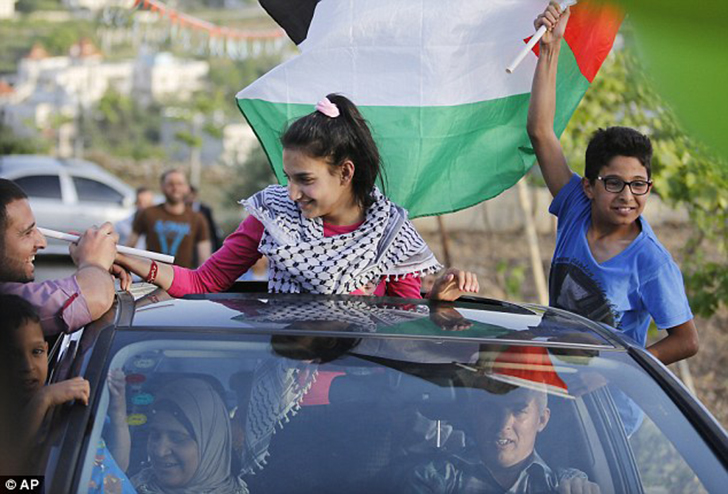 Фотография: 12-летняя палестинская девочка вышла из израильской тюрьмы №11 - BigPicture.ru