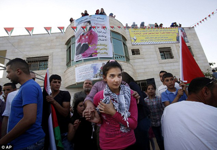 Фотография: 12-летняя палестинская девочка вышла из израильской тюрьмы №12 - BigPicture.ru