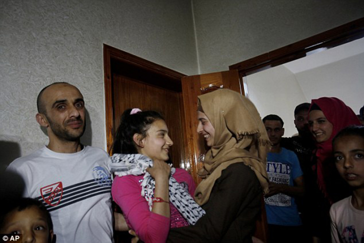 Фотография: 12-летняя палестинская девочка вышла из израильской тюрьмы №13 - BigPicture.ru