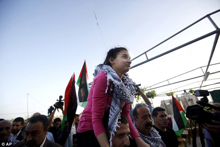 Фотография: 12-летняя палестинская девочка вышла из израильской тюрьмы №14 - BigPicture.ru
