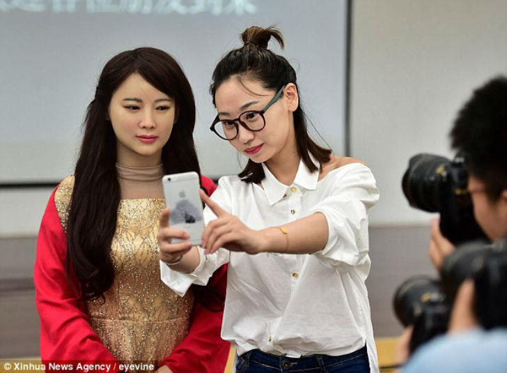 Фотография: В Китае сделали покорную женщину-робота №2 - BigPicture.ru