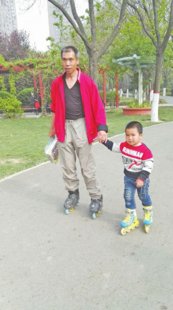 Фотография: Воспитание по-китайски: 4-летний мальчик проехал более 500 километров на роликах №2 - BigPicture.ru