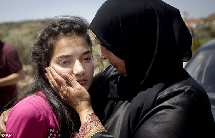 Фотография: 12-летняя палестинская девочка вышла из израильской тюрьмы №1 - BigPicture.ru