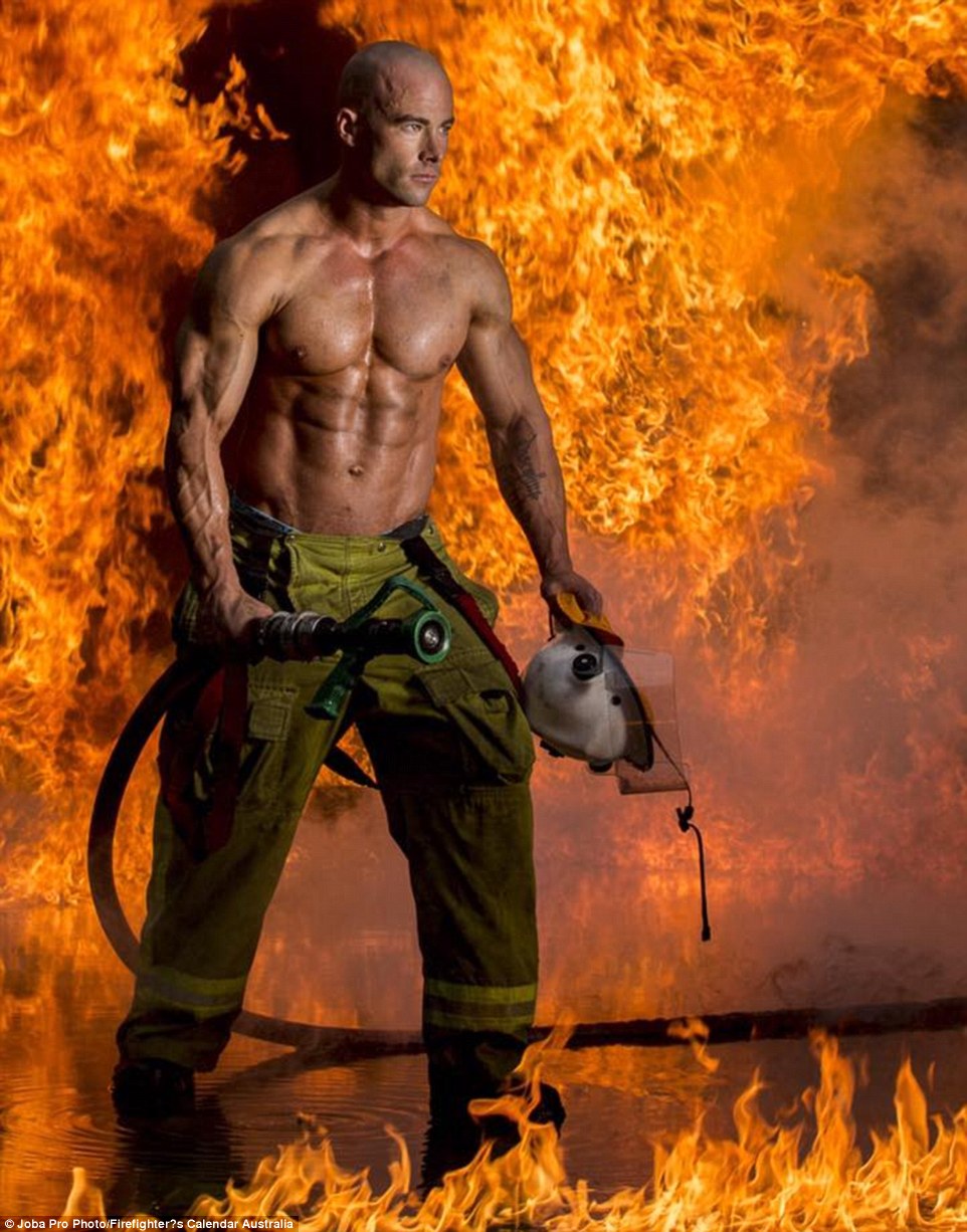Фотография: Огненный бэкстейдж: фотографии со съемок благотворительного календаря с участием раздетых пожарных №15 - BigPicture.ru