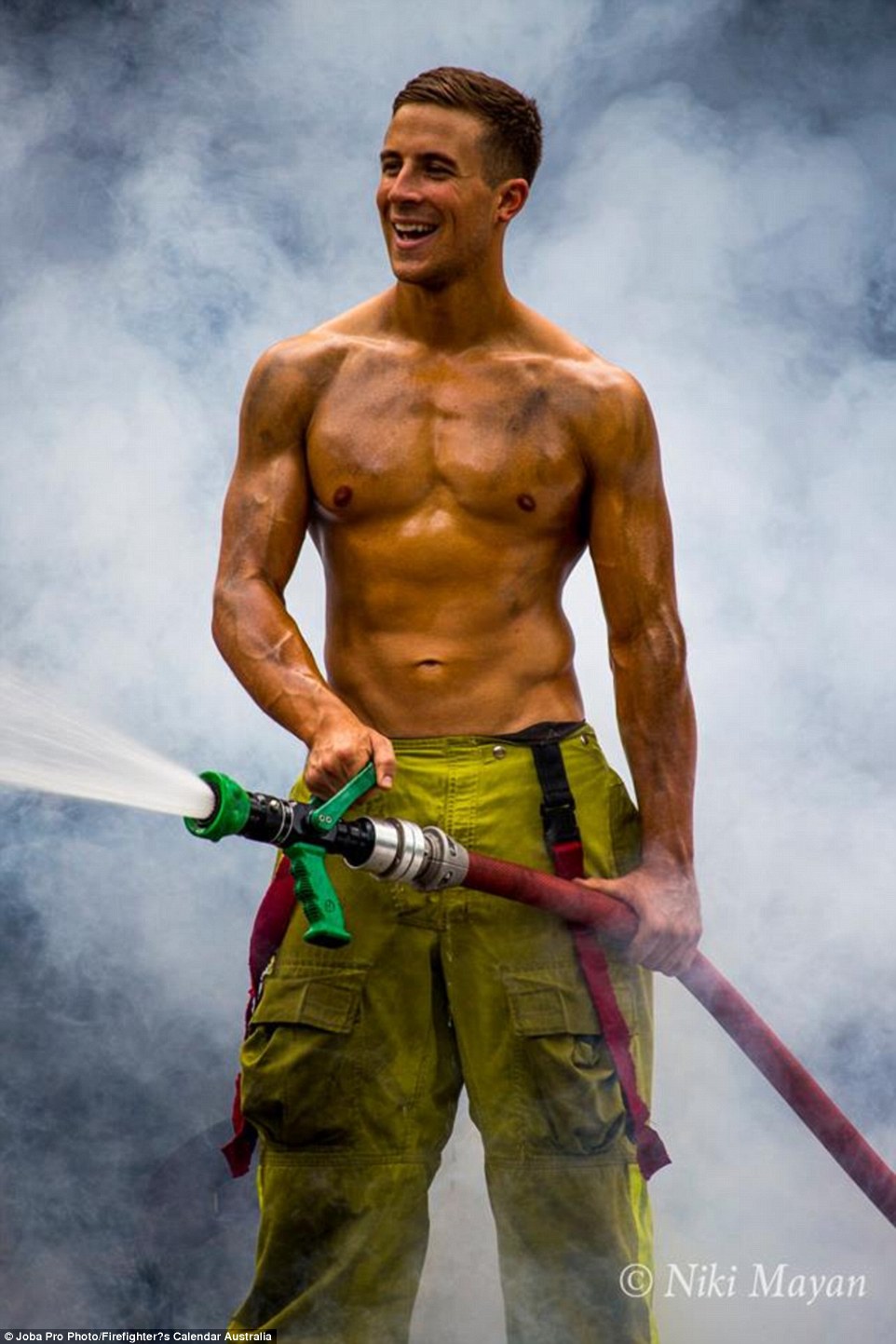 Фотография: Огненный бэкстейдж: фотографии со съемок благотворительного календаря с участием раздетых пожарных №14 - BigPicture.ru