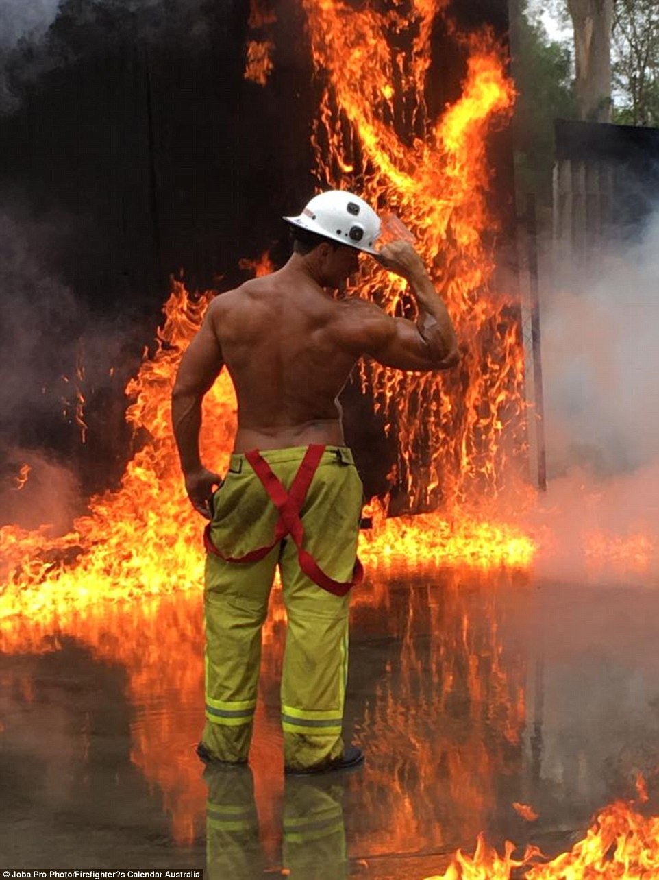 Фотография: Огненный бэкстейдж: фотографии со съемок благотворительного календаря с участием раздетых пожарных №12 - BigPicture.ru