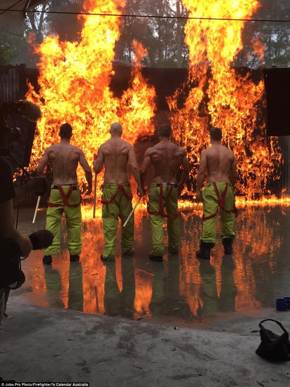 Фотография: Огненный бэкстейдж: фотографии со съемок благотворительного календаря с участием раздетых пожарных №2 - BigPicture.ru