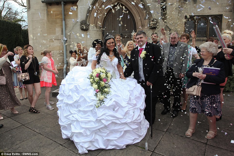 Фотография: Британка вышла замуж в необъятном платье, которое весит 63 килограмма №2 - BigPicture.ru