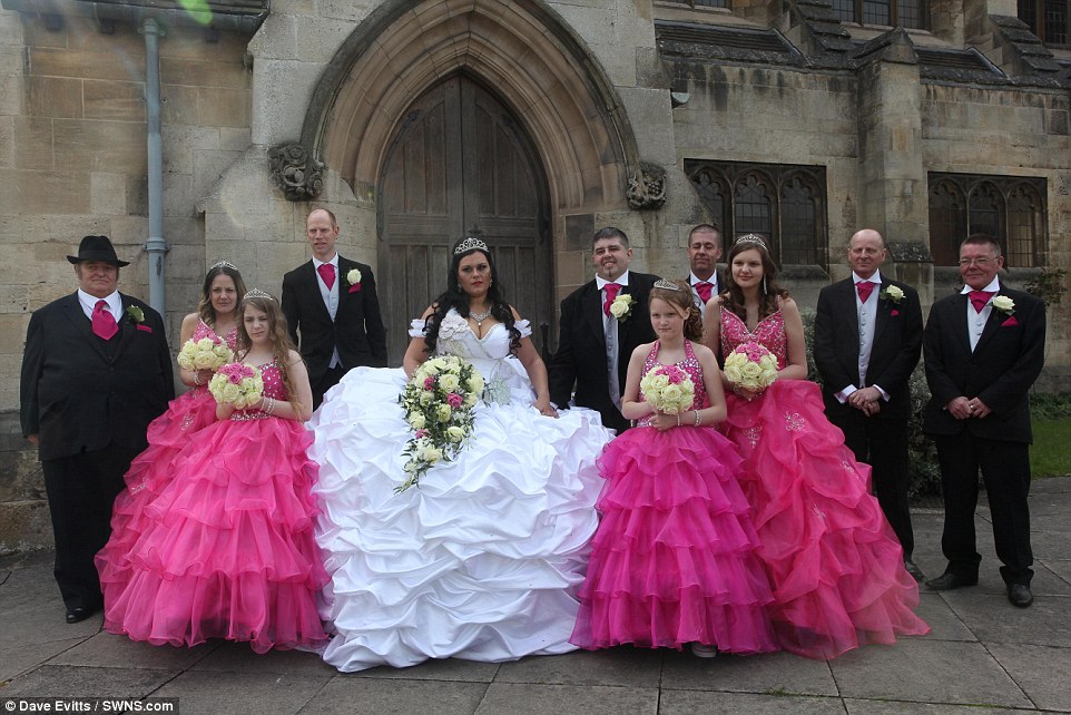 Фотография: Британка вышла замуж в необъятном платье, которое весит 63 килограмма №3 - BigPicture.ru