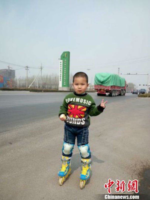 Фотография: Воспитание по-китайски: 4-летний мальчик проехал более 500 километров на роликах №3 - BigPicture.ru