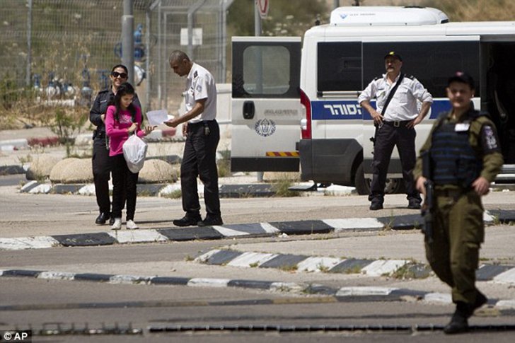 Фотография: 12-летняя палестинская девочка вышла из израильской тюрьмы №4 - BigPicture.ru
