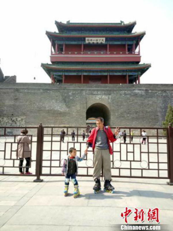 Фотография: Воспитание по-китайски: 4-летний мальчик проехал более 500 километров на роликах №4 - BigPicture.ru