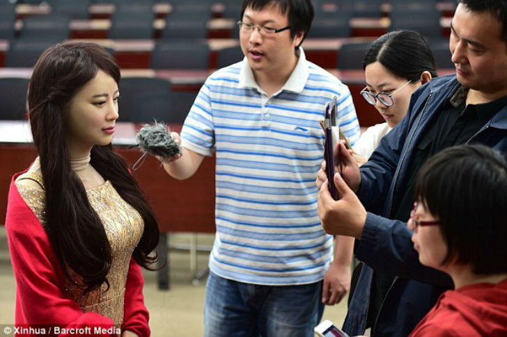 Фотография: В Китае сделали покорную женщину-робота №5 - BigPicture.ru