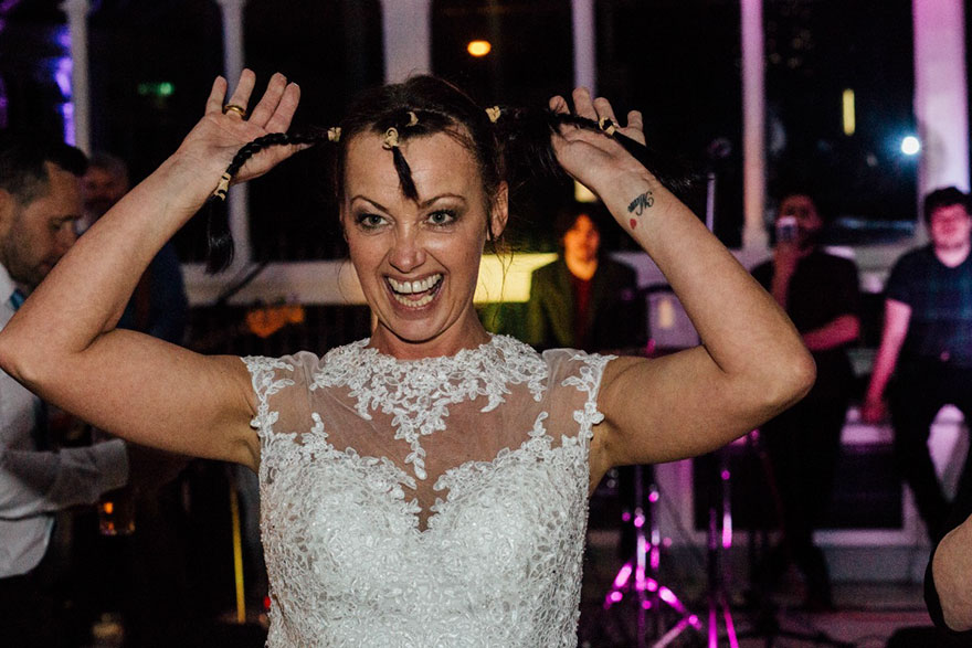 Фотография: Невеста побрилась налысо во время свадьбы, чтобы поддержать неизлечимо больного жениха №7 - BigPicture.ru
