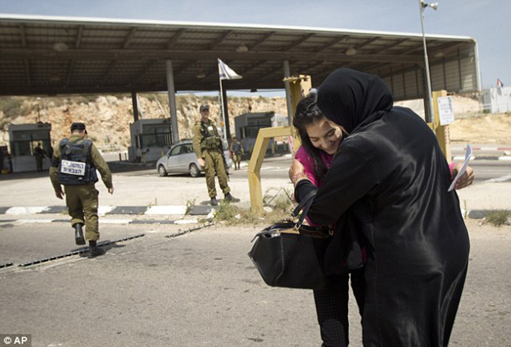 Фотография: 12-летняя палестинская девочка вышла из израильской тюрьмы №6 - BigPicture.ru