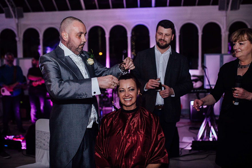 Фотография: Невеста побрилась налысо во время свадьбы, чтобы поддержать неизлечимо больного жениха №8 - BigPicture.ru