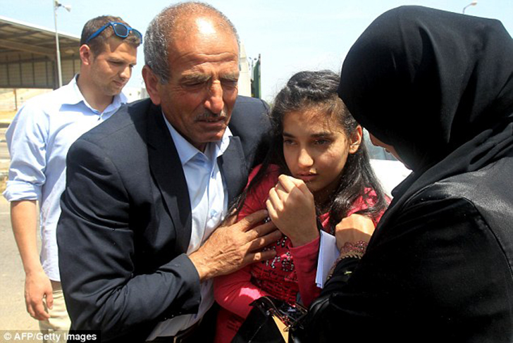 Фотография: 12-летняя палестинская девочка вышла из израильской тюрьмы №9 - BigPicture.ru