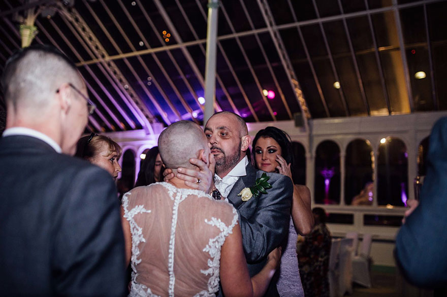Фотография: Невеста побрилась налысо во время свадьбы, чтобы поддержать неизлечимо больного жениха №11 - BigPicture.ru