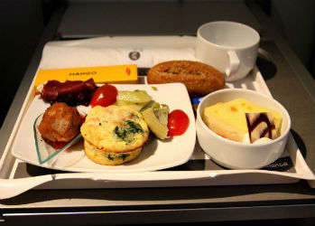 Как выглядит еда на борту самолета в 15 авиакомпаниях