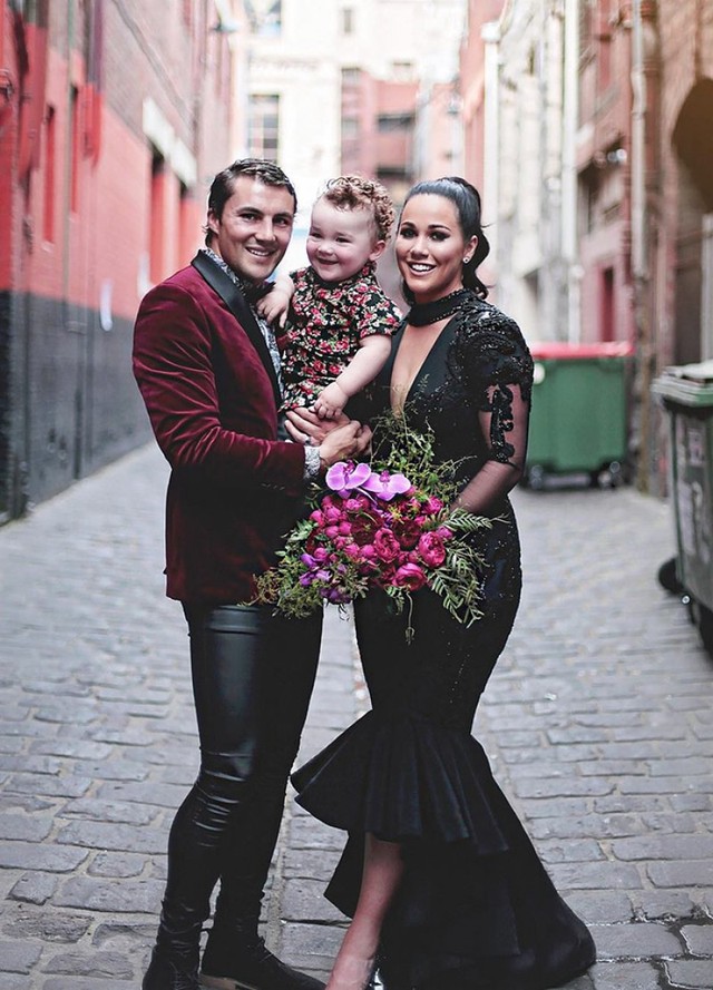 Фотография: Наперекор традициям: невеста прибыла на свадьбу в черном платье №7 - BigPicture.ru