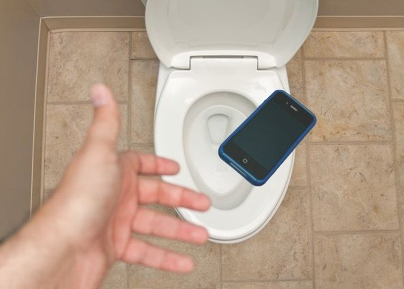 Фотография: Как не утопить смартфон: идея для тех, кто не расстается с телефоном даже в туалете №1 - BigPicture.ru