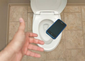 Как не утопить смартфон: идея для тех, кто не расстается с телефоном даже в туалете