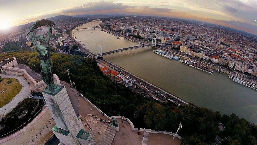 Фотография: Рискнуть жизнью ради фотографий: 25 великолепных снимков Будапешта с высоты №2 - BigPicture.ru