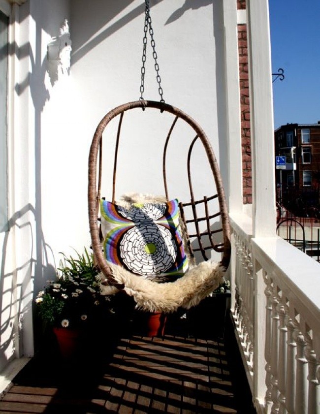 Фотография: 20 идей, как превратить маленький балкон в уголок для отдыха №11 - BigPicture.ru