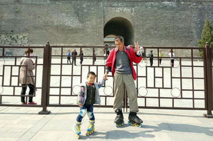 Фотография: Воспитание по-китайски: 4-летний мальчик проехал более 500 километров на роликах №1 - BigPicture.ru