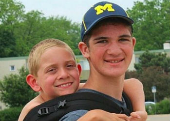 Юноша нес 178 километров своего младшего брата, который болен церебральным параличом