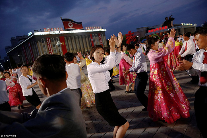 Фотография: Безудержное веселье: как в Северной Корее отпраздновали съезд правящей партии №11 - BigPicture.ru