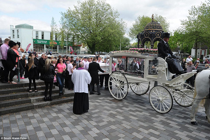 Фотография: Роскошные похороны английской королевы цыган №2 - BigPicture.ru
