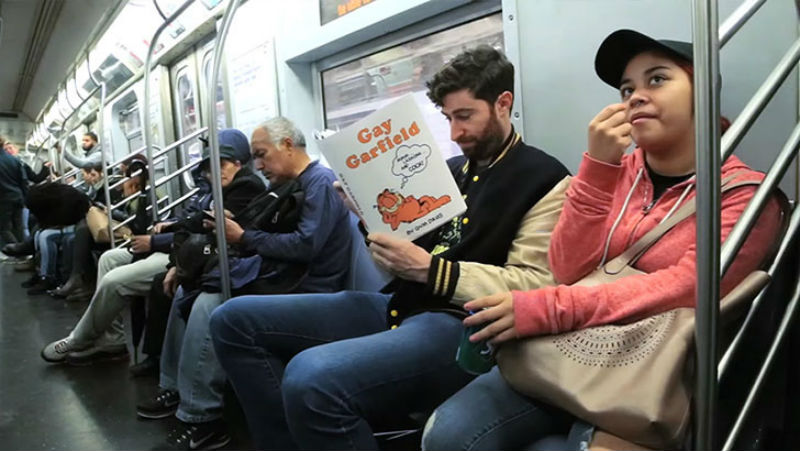 Фотография: Антиобложки для книг, от которых у пассажиров метро отвисли челюсти №1 - BigPicture.ru