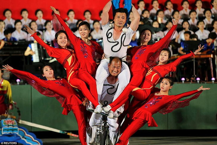 Фотография: Безудержное веселье: как в Северной Корее отпраздновали съезд правящей партии №12 - BigPicture.ru