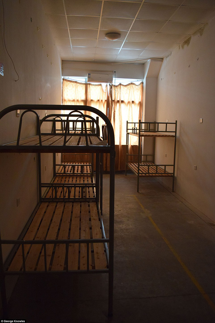 Фотография: Страх и отвращение в общежитии рабочих фабрики, где собирают iPhone №12 - BigPicture.ru