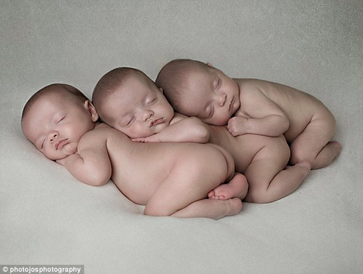 Фотография: Генетическая ксерокопия: британские тройняшки, которых различает только родная мать №2 - BigPicture.ru
