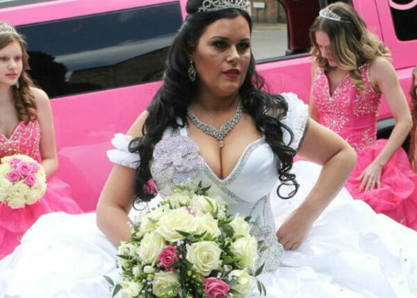 Британка вышла замуж в необъятном платье, которое весит 63 килограмма