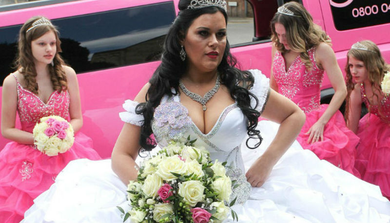 Фотография: Британка вышла замуж в необъятном платье, которое весит 63 килограмма №1 - BigPicture.ru