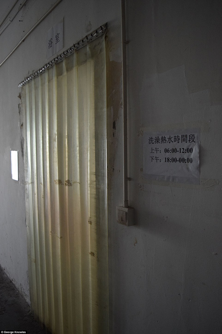 Фотография: Страх и отвращение в общежитии рабочих фабрики, где собирают iPhone №15 - BigPicture.ru