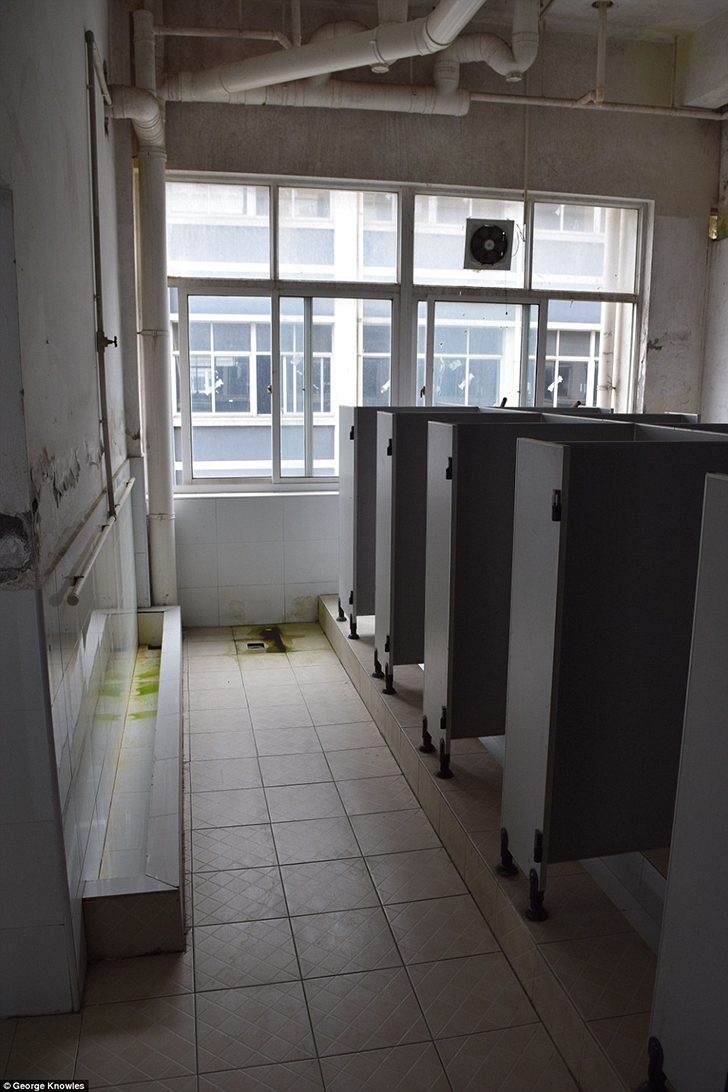 Фотография: Страх и отвращение в общежитии рабочих фабрики, где собирают iPhone №3 - BigPicture.ru