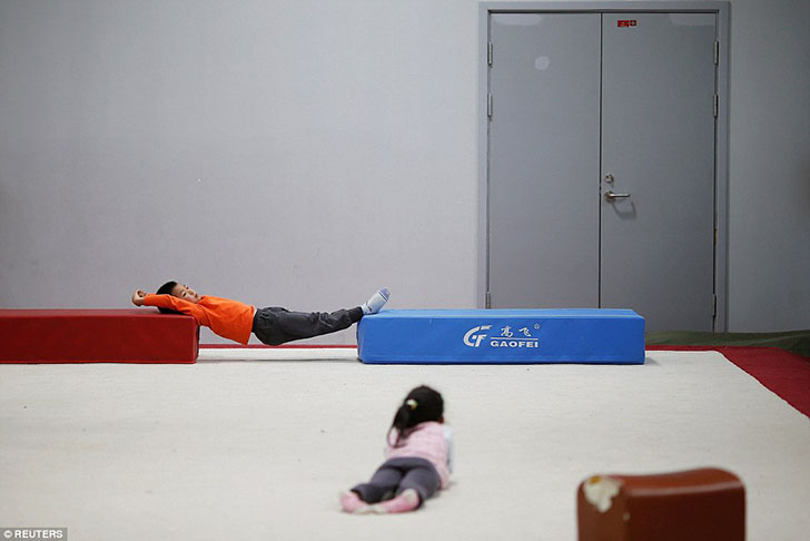 Фотография: Жестокие будни инкубаторов будущих олимпийских чемпионов в Китае №29 - BigPicture.ru