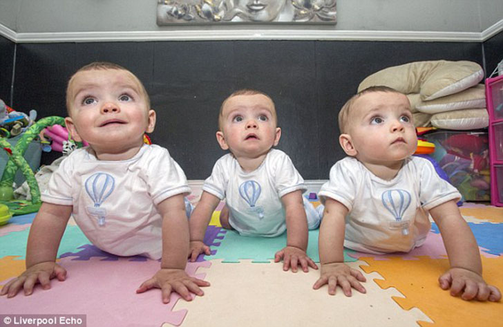 Фотография: Генетическая ксерокопия: британские тройняшки, которых различает только родная мать №4 - BigPicture.ru